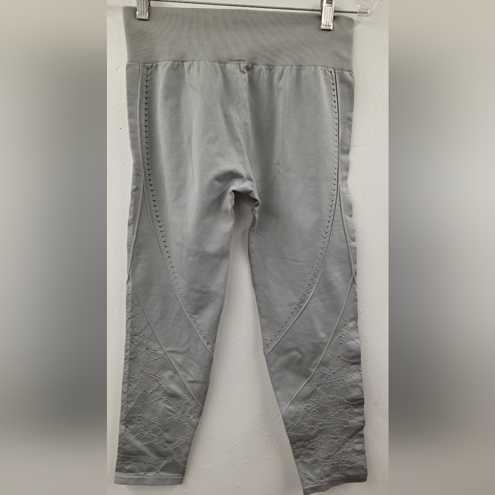 Fabletics Gray High Rise Leggings Perforated Mesh Detail Cropped Size M - Picture 2 of 9